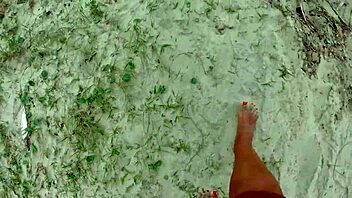 Blootsvoets lopen op straten en strand, vieze voeten fetisj.