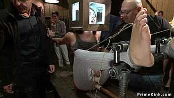 红发和金发女奴在公共场合被猛干，太疯狂了！