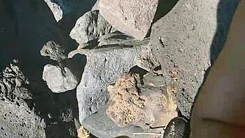 Teresa Jones aloittaa pornon ulkona julkisella suihinotolla.