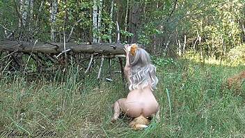 Sou uma dama foxy, ops, quis dizer que amo mostrar minhas tetas grandes loiras ao ar livre!