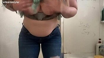 i'm feeling my big tits