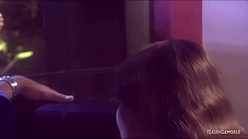 Itsevarma brunetti viekoittelee miestä ja saa kuorman spermaa kasvoilleen