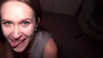 Public agent neukt jonge 18+ meid terwijl haar moeder in de buurt is.