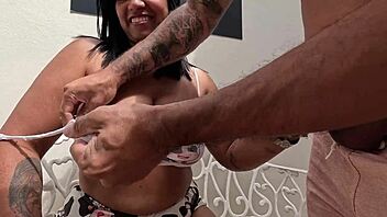 Vaimo siivoaa tiukissa vaatteissa ja saa spermaa 😘