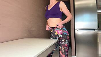 the hottest table rubbin’... wet pussy orgasm just for you