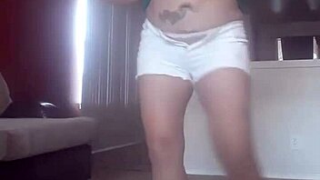 אוהבת לרקוד עם הפרטנר הסקסי שלי