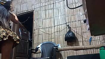 新女神为拉丁粉丝跳首支色情热舞