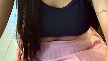 esposa com negão pirocudo no motel dando gostoso corno filmando ela gozou no pau do negão ele deu o troco gozando na cara dela e no corpo todo o corno não se aguentou e gozou na boca dela