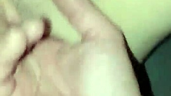 私のまんこ深く指マンしまくるの見せてあげる？