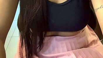 esposa com negão pirocudo no motel dando gostoso corno filmando ela gozou no pau do negão ele deu o troco gozando na cara dela e no corpo todo o corno não se aguentou e gozou na boca dela