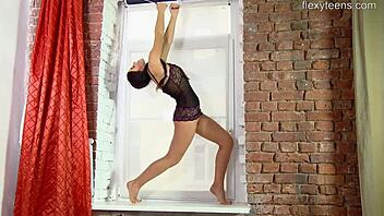 Fun babe Sera Ryder gives handjob