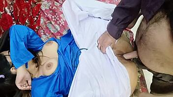 Desi školačka 18+ vyvrtaná starým pákistánským mužem