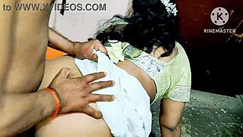 Bhabhi is going to sleep with someone in the shadow of her house