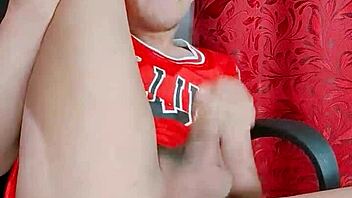 I like when she puts the vibrator in her ass