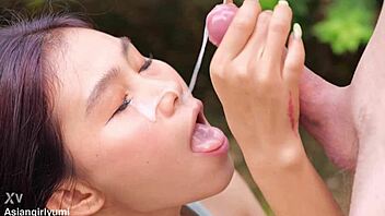 Facial În Aer Liber Lasă Frumusețea Asiatică Zâmbind Larg