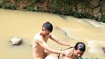 hrubý sex na pláži se sehnutím v doggystyle orgasmu