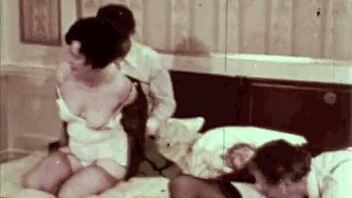 Vintage zakázaná granny sa pripojí k chlpatému štvorlístku v retro orgii