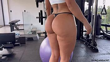 וואו, תראו את הבחורה עם התחת הענק הזה בחדר הכושר!