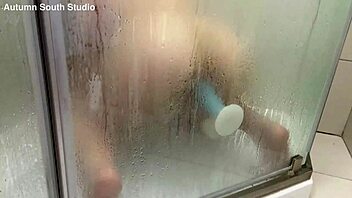 Autumn South Uses Dildo In Shower Solo