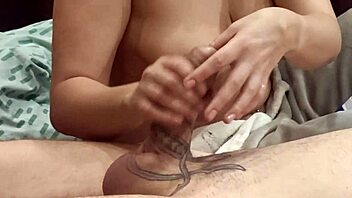 Første gangs slave får fingre dybt i urinrøret i domination-roleplay