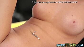 Uh, murid 18+ cuma gosokin memek dalam seragam, panas banget