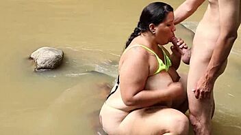 hrubý sex na pláži se sehnutím v doggystyle orgasmu