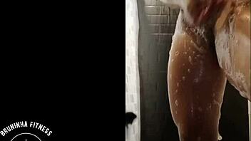 Redhead shaves pussy smooth in shower 😊