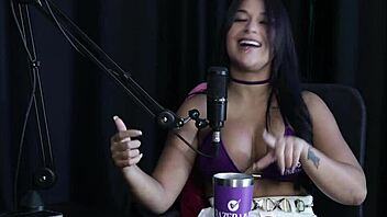 Morena safada tem a buceta chupada em lugar proibido