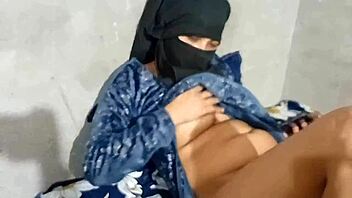 Muslim girl calls delivery boy to cool down