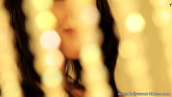 Does Bollywood Model Flash Skin?