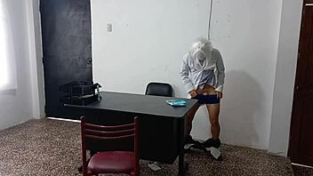 Un doctor y enfermera improvisan un encuentro.hot sexy