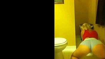 Blonde amateur shaking big ass on webcam?