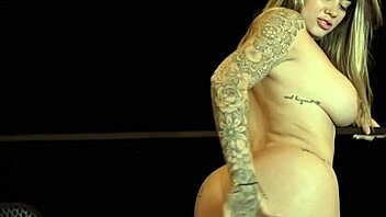 interview went wild and i masturbated till i squirted everywhere in public - sara blonde