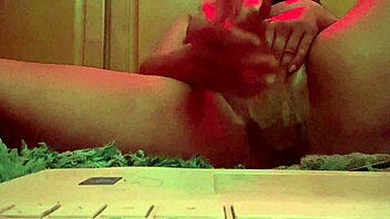 Sexy milf uses dildo for cock craving 😏