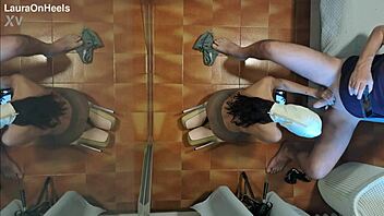 팬티스타킹 MILF가 무릎 꿇고 블로우잡과 정액 삼킴, 힐 매력 더해