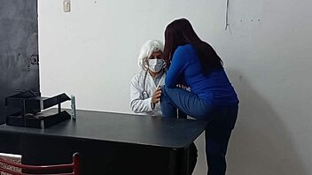 Un doctor y enfermera improvisan un encuentro.hot sexy