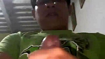 Peruvian teen gives a rich handjob in the living room, leading to cumshot
