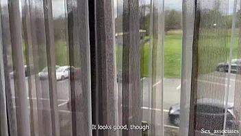 נתפס חורג מתאונן, האם אני צריכה לעזור לו לגמור?