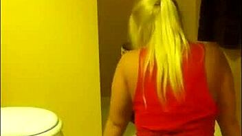 Blonde amateur shaking big ass on webcam?