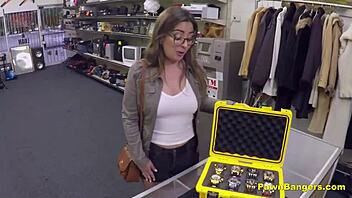 Rintava ranskalainen nai saa täytteen isolta amerikkalaiselta kyrvältä kulissien takana