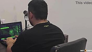 ¡Clavando a la hijastra de mi jefe a sus espaldas en acción salvaje!