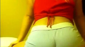 Blonde amateur shaking big ass on webcam?