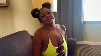 Cheating girlfriend sneaks sex while on phone