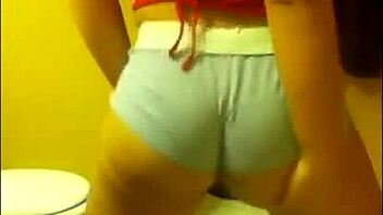 Amateur girl with hot and juicy ass shakes her ass on the camera