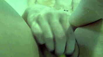 सेक्सी नादिया रबर डकीज के साथ बाथ में मुठ मार रही क्यों?