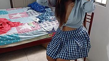 मैं अपने टीचर को डर्टी यूनिफॉर्म वीडियो टच से लूर करती हूं