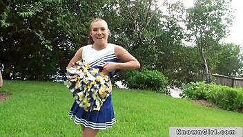 Cheerleader montok flash toket di luar ruangan