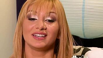 Mature woman Lea Lexis shows her flexibility