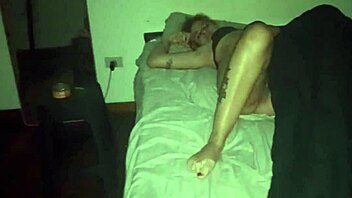 Jeg sniger mig ind på stedatters værelse til den bedste hjemmelavede knep