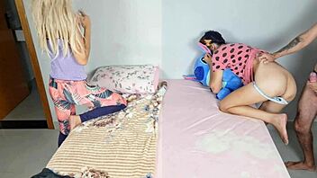 Ο πατριός γαμάει τη γυναίκα μπροστά στην θετή κόρη σε σοκαριστική σκηνή. Η πρώτη φορά γίνεται απαγορευμένο χάος